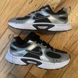 Stylish Nike V5 RNR (Little Kids) Sneakers